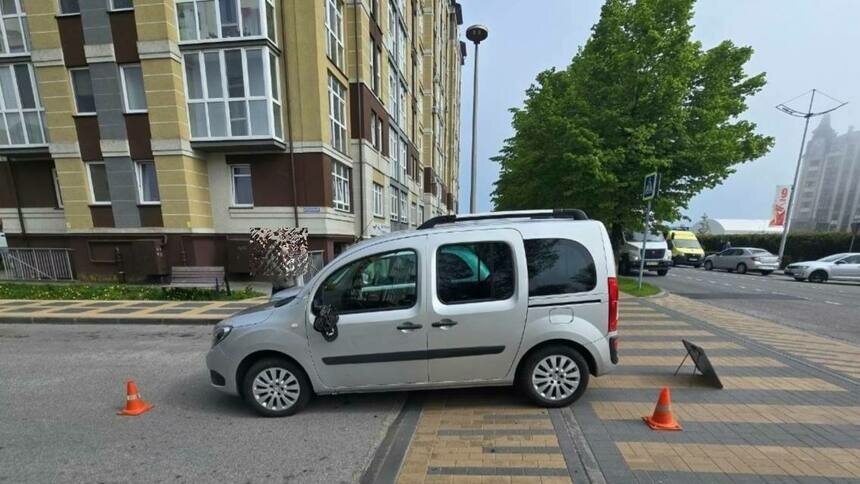 В Зеленоградске Mercedes сбил двоих подростков, которые ехали на самокате через пешеходный переход - Новости Калининграда | Фото: Госавтоинспекция Калининградской области