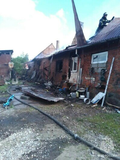 Сгорели крыша, чердак и 2 квартиры: в Гвардейском районе вспыхнул жилой дом - Новости Калининграда | Фото: МЧС региона