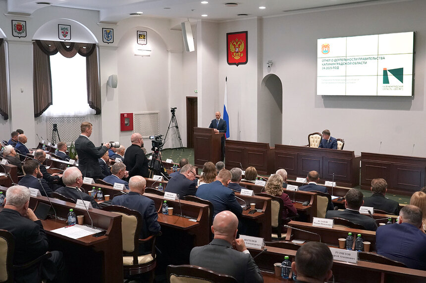 Губернатор Алексей Беспрозванных отчитался перед депутатами Законодательного собрания о деятельности правительства в 2025 году | Фото: правительство Калининградской области