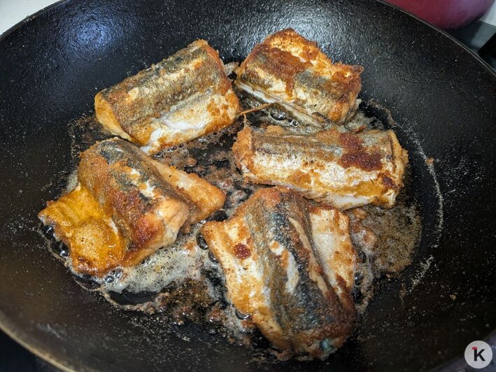 Даже моряки боятся есть этого монстра: как вкусно пожарить саргана, чтобы мясо было нежным, а корочка — хрустящей - Новости Калининграда | Фото: «Клопс»