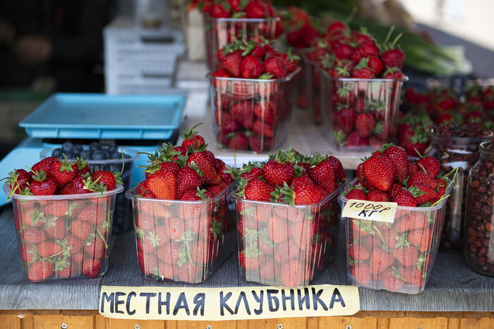 Конец мая – время клубники. Её будет ещё больше в июне, но и сейчас душистой ягоды много  | Фото: Александр Подгорчук