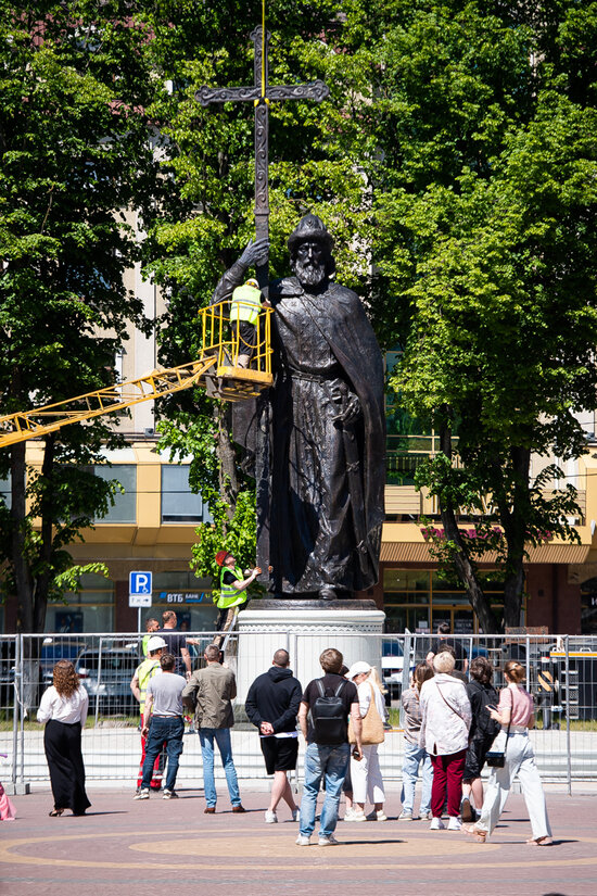Высота памятника с постаментом составляет 10,5 метров. | Фото: Александр Подгорчук