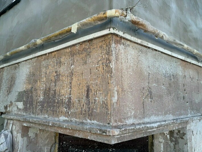 В Калининграде на фасаде старинного дома нашли любопытную деталь, десятилетиями скрытую от глаз прохожих (фото) - Новости Калининграда | Фото: канал Фонда капремонта Калининградской области / Телеграм