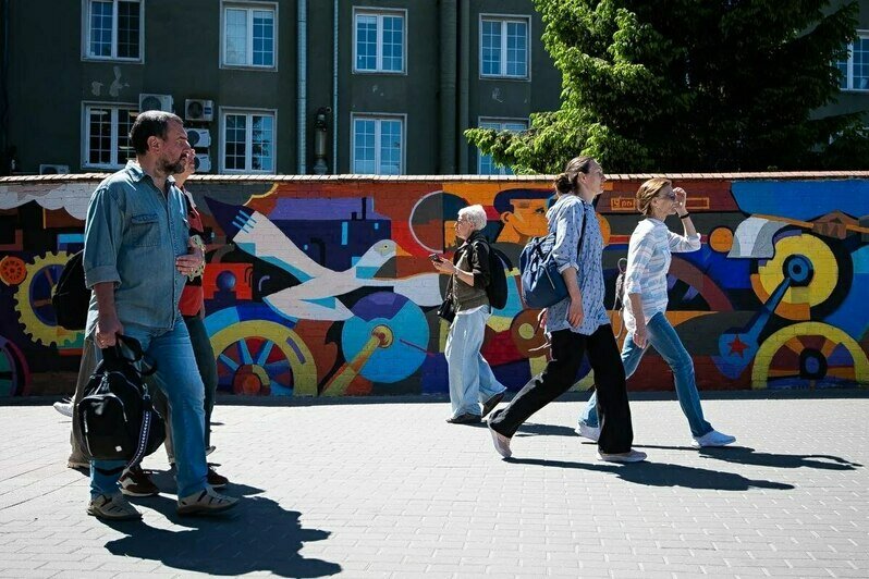 Немного кубизма: в Калининграде на заборе у Северного вокзала вот-вот закончат новые граффити - Новости Калининграда | Фото: Александр Подгорчук / «Клопс»