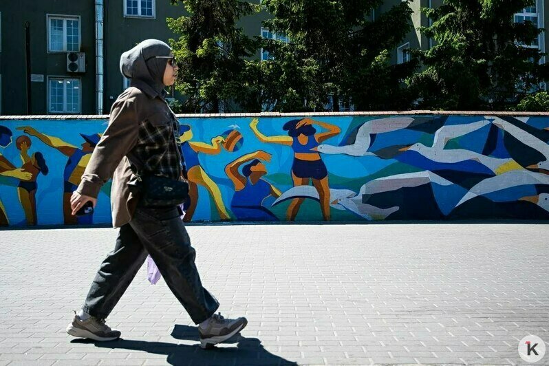Немного кубизма: в Калининграде на заборе у Северного вокзала вот-вот закончат новые граффити - Новости Калининграда | Фото: Александр Подгорчук / «Клопс»