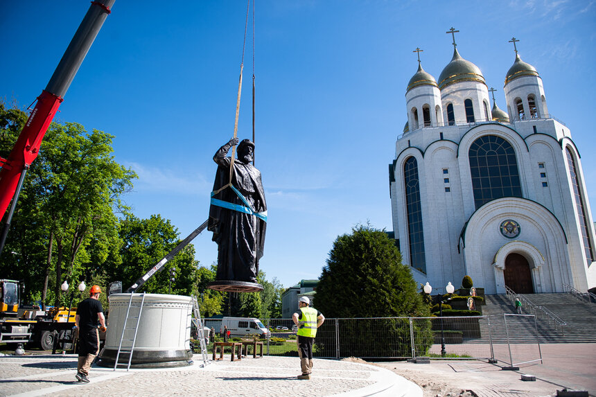 Установка памятника святому Владимиру в центре Калининграда | Фото: Александр Подгорчук 