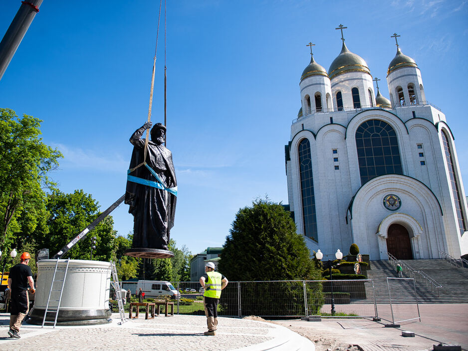 Установка памятника святому Владимиру в центре Калининграда