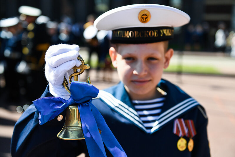 Вместо колокольчика — рында: как в Калининграде прошёл последний звонок у нахимовцев (фоторепортаж)   - Новости Калининграда