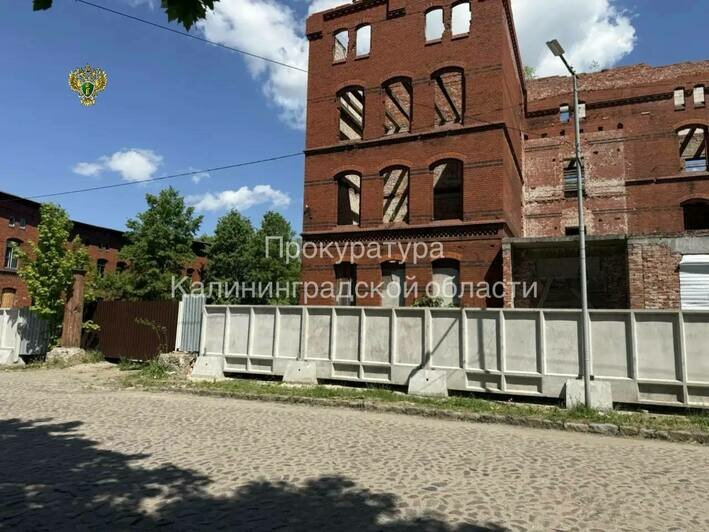 Черняховскому школьнику, пролетевшему сквозь два этажа в заброшенной казарме, выплатили 700 тысяч рублей - Новости Калининграда | Фото: канал прокуратуры Калининградской области / Телеграм