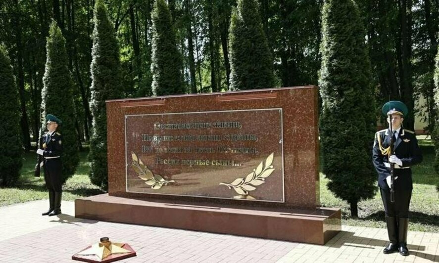 На территории Калининградского пограничного института ФСБ России Игорь Руденя вместе с Алексеем Беспрозванных возложил цветы к стеле на Аллее памяти выпускников | Фото: сайт полпреда президента РФ в СЗФО 