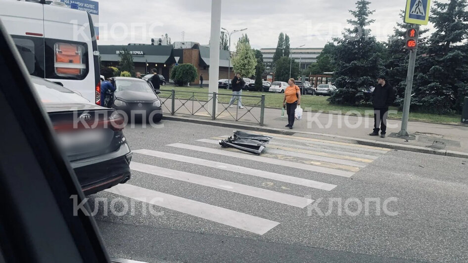 В Калининграде на площади Калинина легковушка столкнулась с грузовиком, на месте работает скорая (фото) - Новости Калининграда | Фото: очевидцы