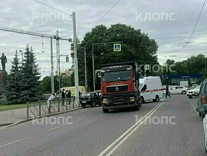 В Калининграде на площади Калинина легковушка столкнулась с грузовиком, на месте работает скорая (фото) - Новости Калининграда | Фото: очевидцы