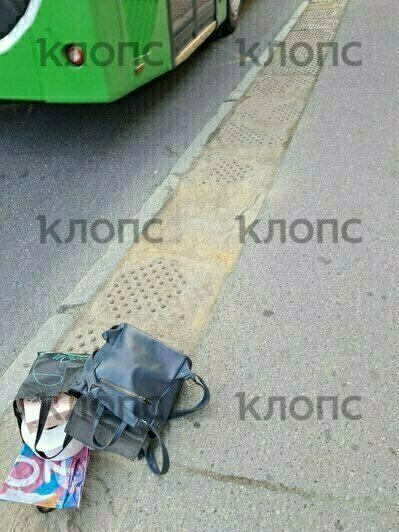 «Кто отвечает за эти раздолбанные квадраты?»: в Калининграде женщина разбила колени, ступив на плохую тактильную плитку (фото) - Новости Калининграда | Фото: Елена