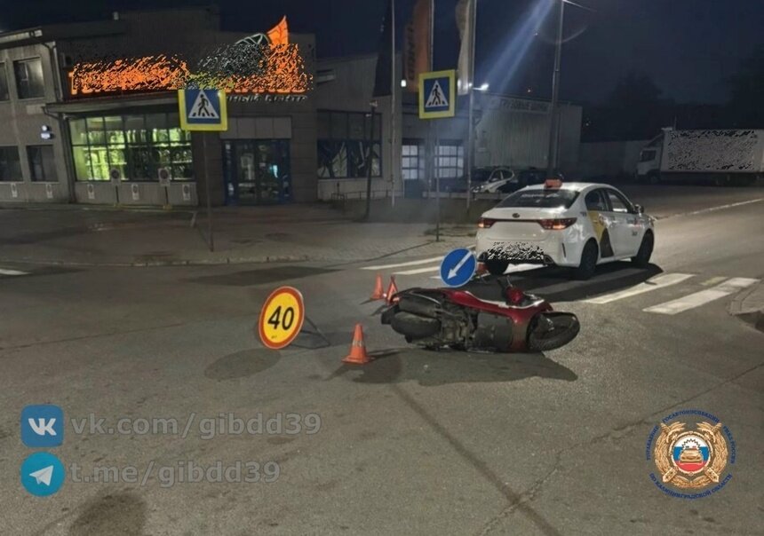 На Московском проспекте столкнулись мопед и такси, есть пострадавший - Новости Калининграда | Фото: сообщество Госавтоинспекции Калининградской области / «ВКонтакте»