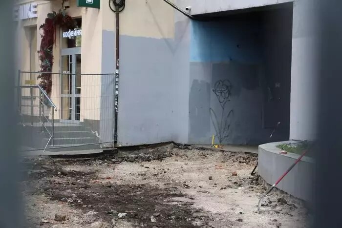 Начали с демонтажа старого покрытия возле арки. | Фото: администрация Калининграда