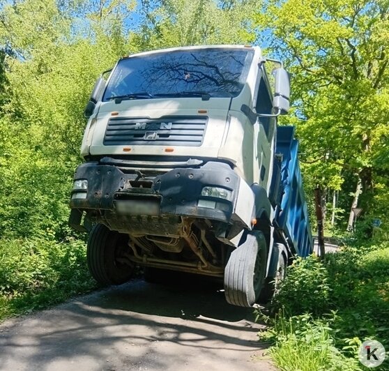 Грузовик обрушил мостик в Светловском округе, жители СНТ остались без проезда к домам (фото) - Новости Калининграда | Фото: очевидец / «ВКонтакте»