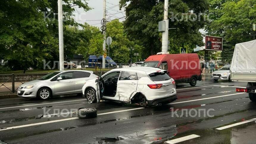 В Калининграде возле Морского бизнес-центра разбились несколько машин, на месте работает скорая (фото, видео) - Новости Калининграда | Фото: очевидцы