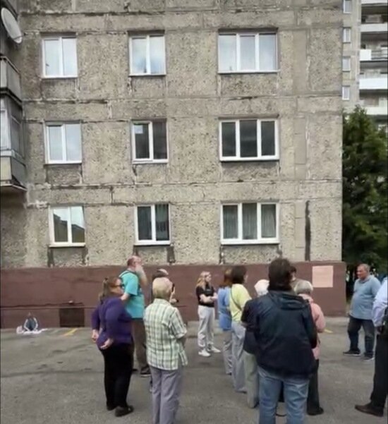 Люди, простояв несколько часов во дворе, не смогли получить ответы на свои вопросы от представителей власти | Стоп-кадр прямого эфира из соцсетей Антона Гендриксона.