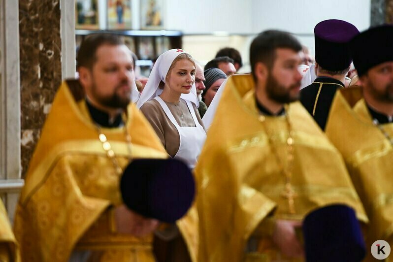 Платки, хор и новый князь на площади: как патриарх Кирилл освящал памятник Владимиру в Калининграде (фоторепортаж) - Новости Калининграда | Фото: Александр Подгорчук / «Клопс»