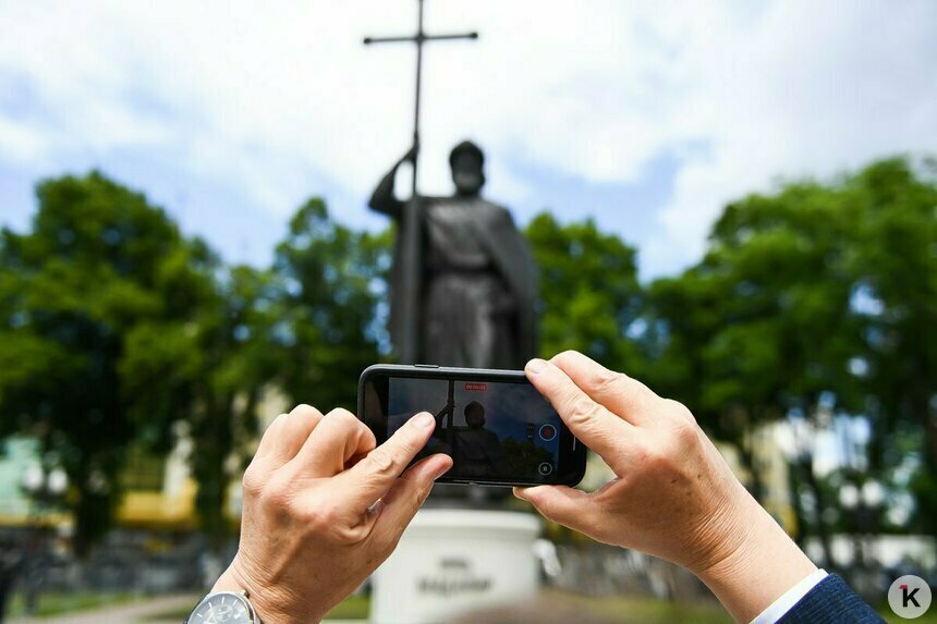 Платки, хор и новый князь на площади: как патриарх Кирилл освящал памятник Владимиру в Калининграде (фоторепортаж) - Новости Калининграда | Фото: Александр Подгорчук / «Клопс»