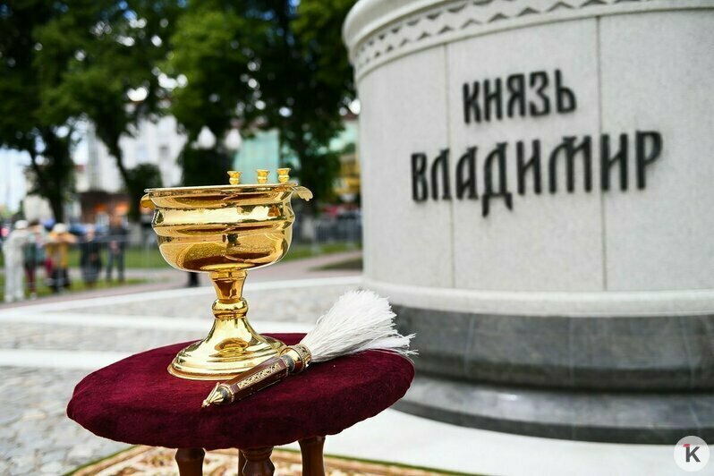 Платки, хор и новый князь на площади: как патриарх Кирилл освящал памятник Владимиру в Калининграде (фоторепортаж) - Новости Калининграда | Фото: Александр Подгорчук / «Клопс»