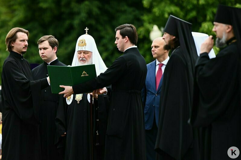 Платки, хор и новый князь на площади: как патриарх Кирилл освящал памятник Владимиру в Калининграде (фоторепортаж) - Новости Калининграда | Фото: Александр Подгорчук / «Клопс»