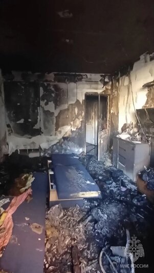 Оплавились натяжные потолки, помещение затянуло копотью: в квартире дома на Батальной полностью выгорела комната (фото) - Новости Калининграда | Фото: сообщество управления МЧС по Калининградской области / «ВКонтакте»