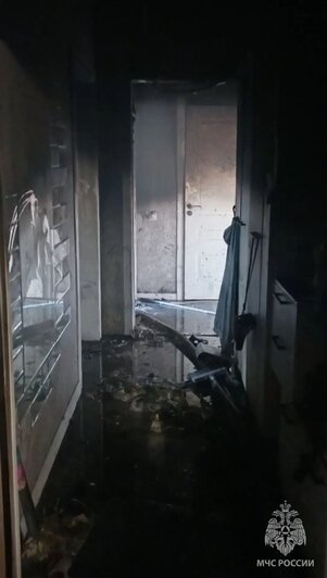 Оплавились натяжные потолки, помещение затянуло копотью: в квартире дома на Батальной полностью выгорела комната (фото) - Новости Калининграда | Фото: сообщество управления МЧС по Калининградской области / «ВКонтакте»