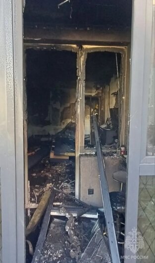 Оплавились натяжные потолки, помещение затянуло копотью: в квартире дома на Батальной полностью выгорела комната (фото) - Новости Калининграда | Фото: сообщество управления МЧС по Калининградской области / «ВКонтакте»