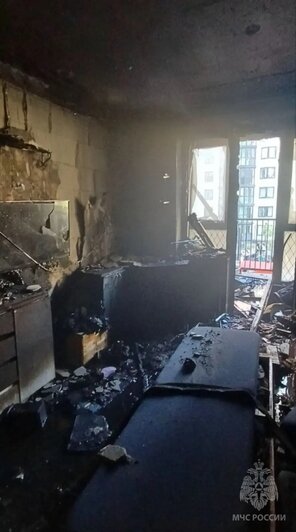 Оплавились натяжные потолки, помещение затянуло копотью: в квартире дома на Батальной полностью выгорела комната (фото) - Новости Калининграда | Фото: сообщество управления МЧС по Калининградской области / «ВКонтакте»