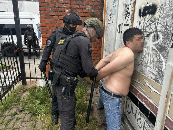 Руки подняты, ноги на ширине плеч: росгвардейцы задержали двоих иностранцев, устроивших драку в центре Калининграда - Новости Калининграда | Фото: пресс-служба Управления Росгвардии по Калининградской области
