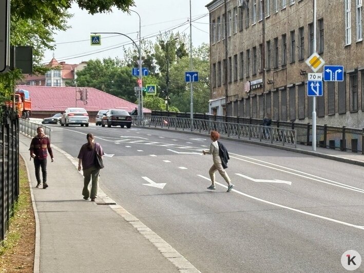 В центре Калининграда разделили потоки машин и пешеходов: почему это решение вызвало вопросы - Новости Калининграда | Фото: Александр Подгорчук / «Клопс»