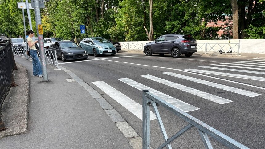 В центре Калининграда разделили потоки машин и пешеходов: почему это решение вызвало вопросы - Новости Калининграда | Фото: Александр Подгорчук / «Клопс»