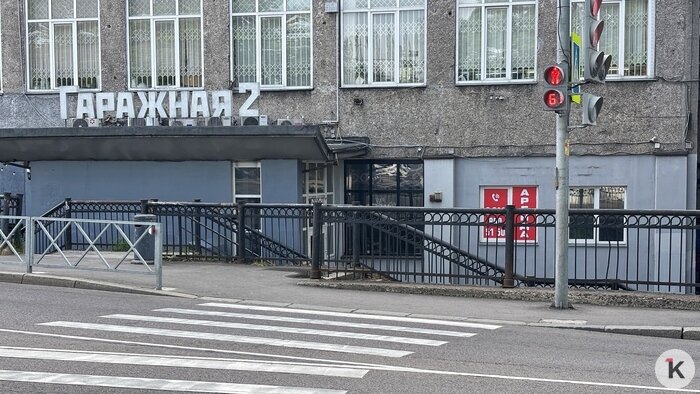 В центре Калининграда разделили потоки машин и пешеходов: почему это решение вызвало вопросы - Новости Калининграда | Фото: Александр Подгорчук / «Клопс»