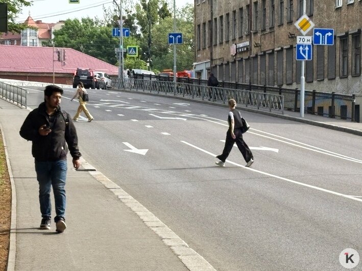 В центре Калининграда разделили потоки машин и пешеходов: почему это решение вызвало вопросы - Новости Калининграда | Фото: Александр Подгорчук / «Клопс»