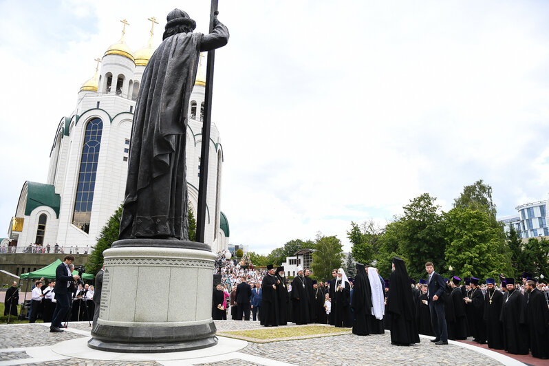 На площади перед собором Христа Спасителя прошло освящение памятника равноапостольному князю Владимиру. | Фото: Александр Подгорчук 