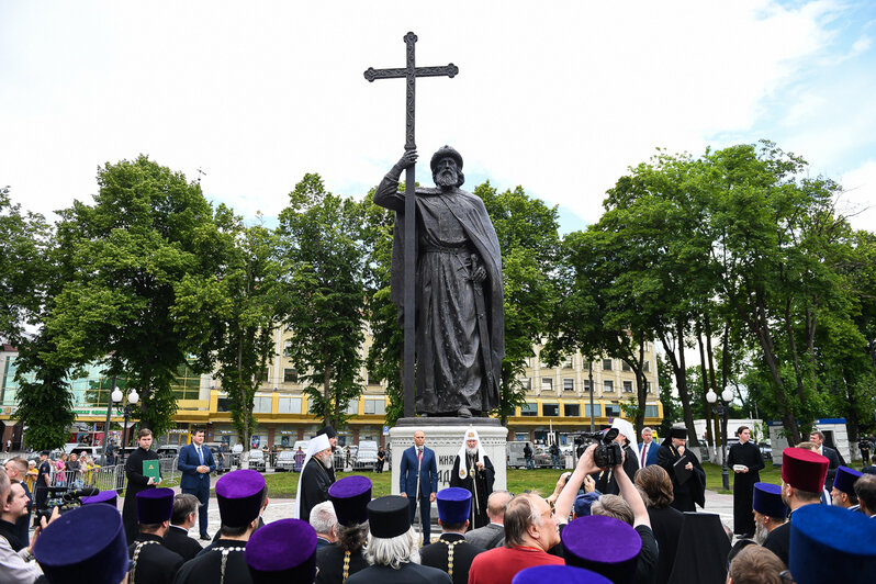 На площади перед собором Христа Спасителя прошло освящение памятника равноапостольному князю Владимиру. | Фото: Александр Подгорчук 