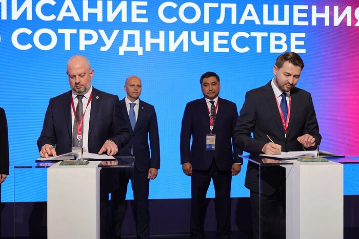 Подписание соглашения о сотрудничестве с Российско-Кыргызским фондом развития. | Фото: правительство Калининградской области