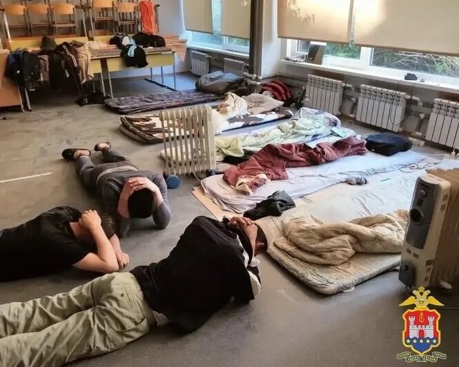 В Балтийске закрытая на ремонт школа превратилась в общежитие для дюжины мигрантов - Новости Калининграда | Фото: сообщество УМВД России по Калининградской области / «ВКонтакте»