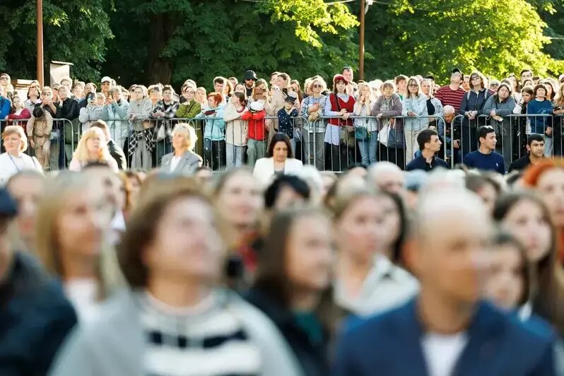 Территорию острова не закрывали полностью, и музыку слушали в том числе прохожие | Фото:  пресс-служба фестиваля