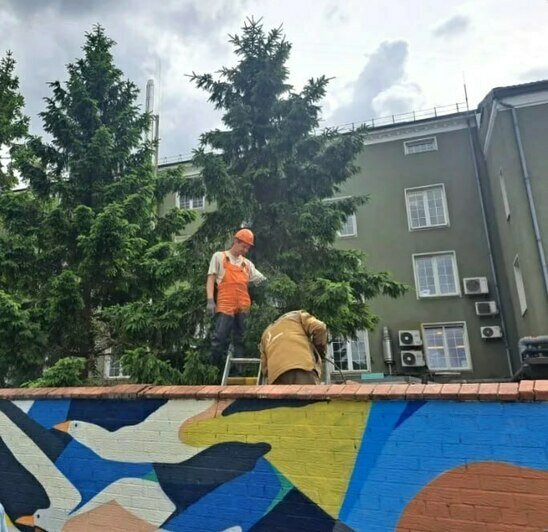 На площади у Северного вокзала справились с фонтаном из лопнувшей трубы (фото) - Новости Калининграда | Фото: пресс-служба «Водоканала» Калининградской области