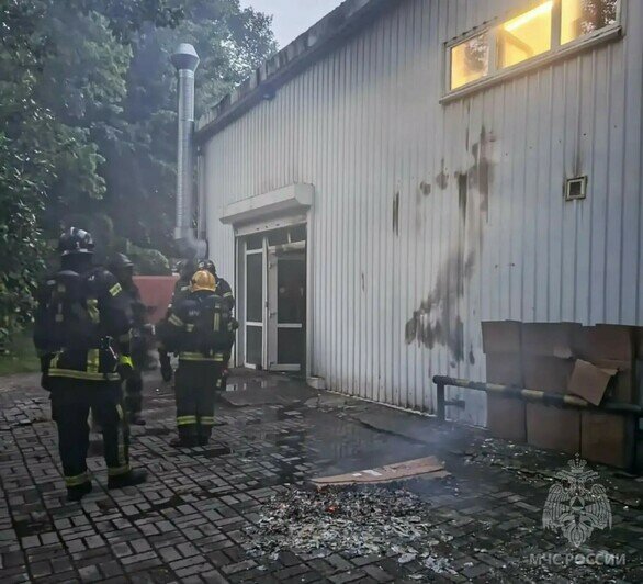 На Дадаева ночью тушили пожар в магазине мототехники - Новости Калининграда | Фото: МЧС региона