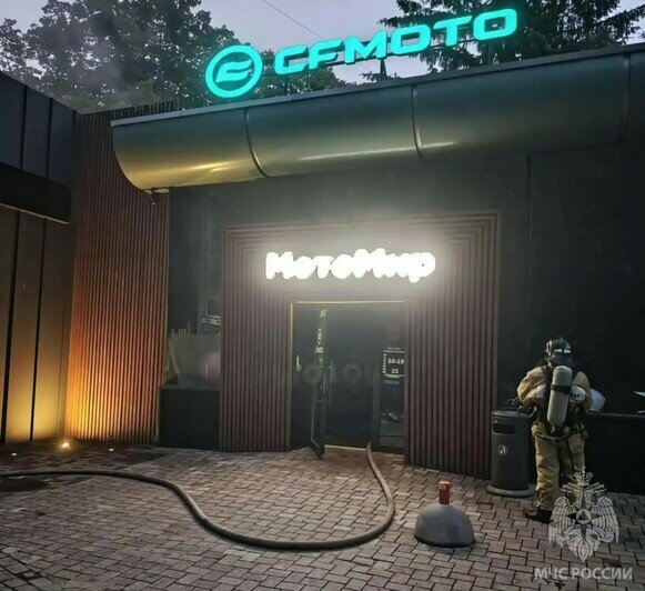 На Дадаева ночью тушили пожар в магазине мототехники - Новости Калининграда | Фото: МЧС региона