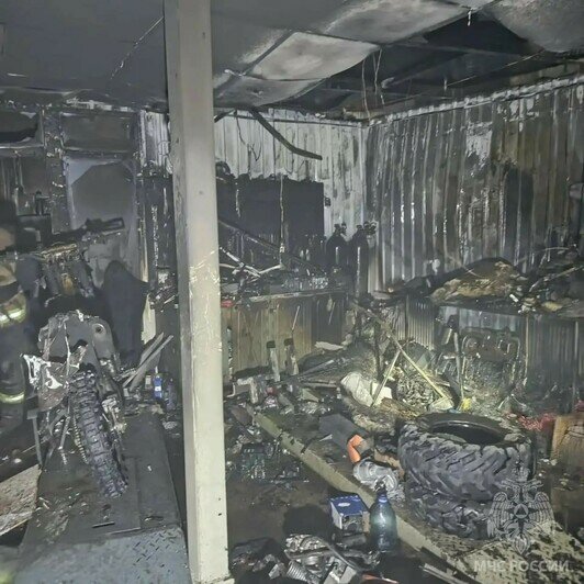 На Дадаева ночью тушили пожар в магазине мототехники - Новости Калининграда | Фото: МЧС региона