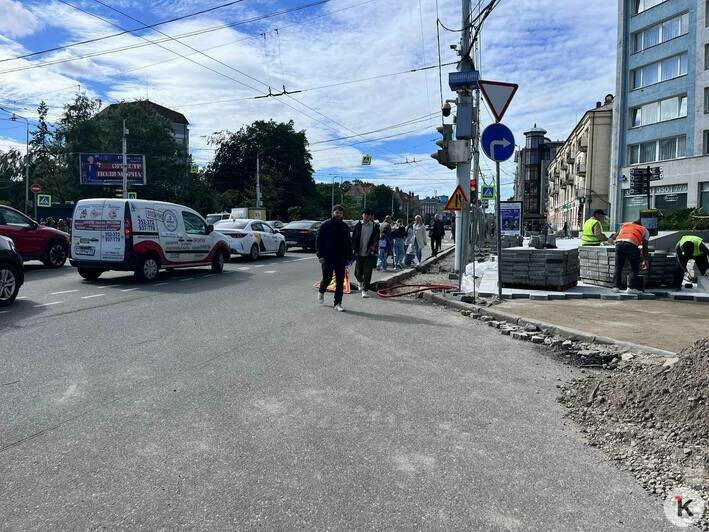В Калининграде пешеходов вынудили выбирать между экстримом на проезжей части и ковшом над головой (фото) - Новости Калининграда | Фото: «Клопс»