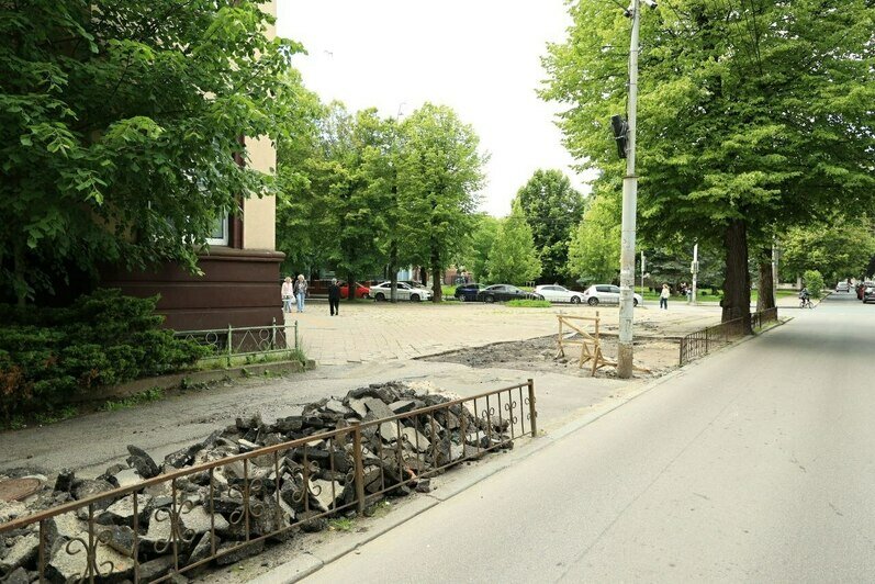 В Калининграде после затяжных дождей вышли латать самые разбитые дороги - Новости Калининграда | Фото: канал администрации Калининграда / Телеграм
