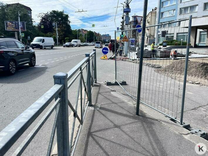 В Калининграде пешеходов вынудили выбирать между экстримом на проезжей части и ковшом над головой (фото) - Новости Калининграда | Фото: «Клопс»