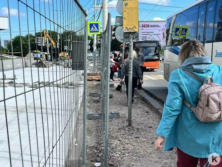 В Калининграде пешеходов вынудили выбирать между экстримом на проезжей части и ковшом над головой (фото) - Новости Калининграда | Фото: «Клопс»