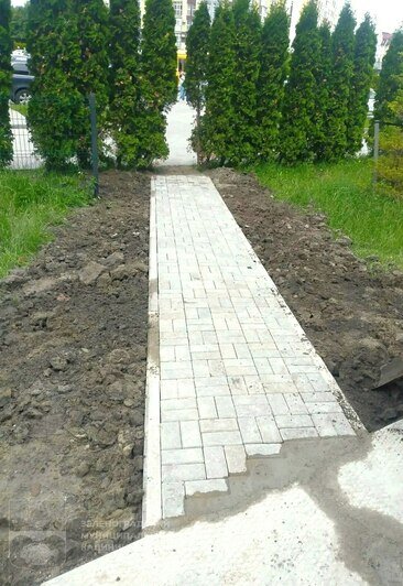 К нему не зарастёт народная тропа: в Зеленоградске путь к спорткомплексу замостили плиткой - Новости Калининграда | Фото: пресс-служба администрации Зеленоградского района