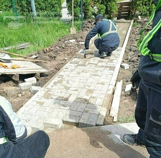 К нему не зарастёт народная тропа: в Зеленоградске путь к спорткомплексу замостили плиткой - Новости Калининграда | Фото: пресс-служба администрации Зеленоградского района